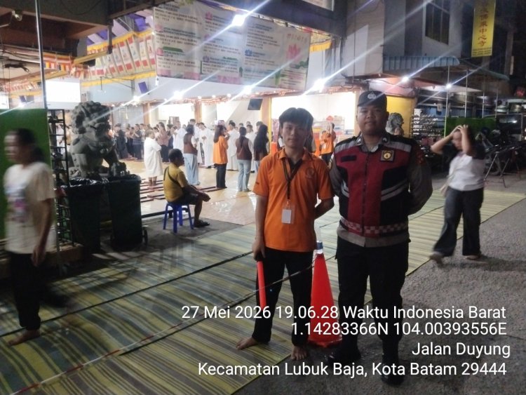 Polsek Lubuk Baja Laksanakan Pengamanan Ritual Tiga Langkah Satu Sujud di Vihara Budhayana Batam