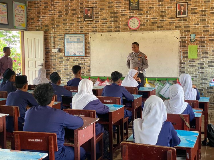 Satlantas Polres Lingga Edukasi Pelajar SMPN 2 Singkep Melalui Program Police Go To School