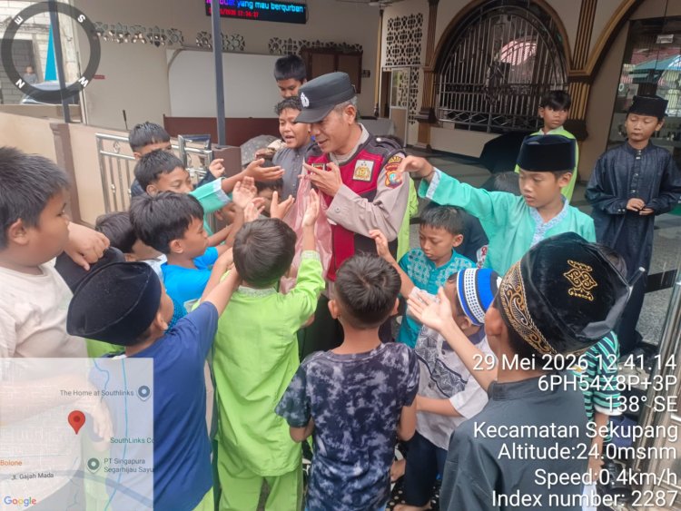 Polsek Sekupang Tebar Kepedulian Lewat Program Jumat Berkah di Masjid Al Iman Tiban McDermott