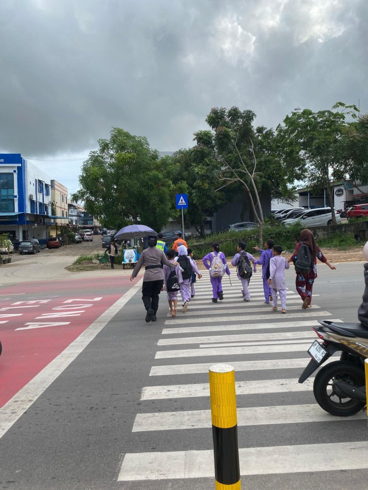 Polwan Engku Putri Laksanakan Pengaturan Lalu Lintas di SDN 001 Sungai Panas, Wujudkan Keselamatan Siswa Saat Menyeberang