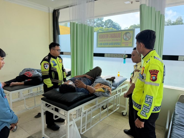 Terima Laporan 110, Satlantas Polresta Barelang Berikan Pertolongan Korban Laka Lantas di Bengkong