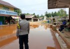 Patroli Siaga Bencana, Bhabinkamtibmas Polsek Singkep Barat Antisipasi Banjir dan Cuaca Ekstrem di Wilayah Pesisir