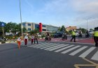 Polwan Polresta Barelang Laksanakan Pengaturan Lalu Lintas dan Pengamanan Siswa di SD Negeri 001 Sungai Panas