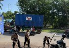 Dukung Program Jumat Bersih, Polsek Sekupang Bersihkan Halte Trans Batam Pasar Cipta Puri