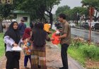 Di Tengah Hujan Deras, Pegawai Imigrasi Batam Tebar Kepedulian Lewat Program Jumat Berkah