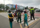 Polwan Engku Putri Laksanakan Pengaturan Lalu Lintas di SD Negeri 001 Sungai Panas untuk Jamin Keselamatan Pelajar