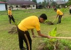 Polsek Dabo Singkep Rawat Kebun Pisang untuk Dukung Ketahanan Pangan