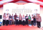 Kapolda Kepri Nobar Piala Dunia 2026 Bersama Masyarakat Sekupang dan Bagikan Sembako Dalam Rangka Hari Bhayangkara Ke-80