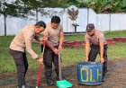 Semarak Hari Bhayangkara Ke-80, Polsek Dabo Singkep Gotong Royong Bersihkan Makam Pahlawan