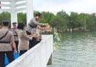 Polres Karimun Gelar Upacara Tabur Bunga Di Laut Dalam Rangka HUT Bhayangkara Ke-80