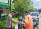 Polsek Sekupang Rutin Gelar Jumat Berkah, Bagikan 25 Paket Makanan kepada Warga di Masjid Baitussalam