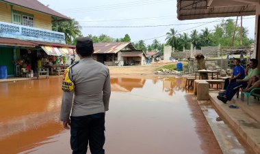 Patroli Siaga Bencana, Bhabinkamtibmas Polsek Singkep Barat Antisipasi Banjir dan Cuaca Ekstrem di Wilayah Pesisir