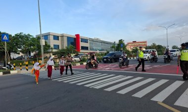 Polwan Polresta Barelang Laksanakan Pengaturan Lalu Lintas dan Pengamanan Siswa di SD Negeri 001 Sungai Panas