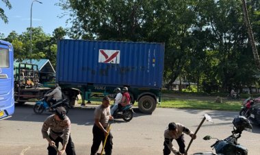 Dukung Program Jumat Bersih, Polsek Sekupang Bersihkan Halte Trans Batam Pasar Cipta Puri