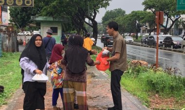 Di Tengah Hujan Deras, Pegawai Imigrasi Batam Tebar Kepedulian Lewat Program Jumat Berkah