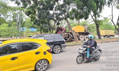 Kecelakaan Tunggal Truk Molen di Tiban Kampung Picu Kemacetan Panjang