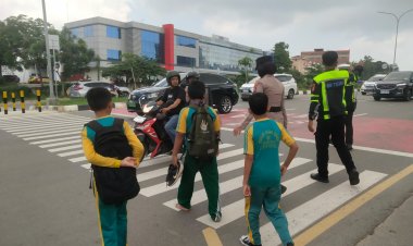 Polwan Engku Putri Laksanakan Pengaturan Lalu Lintas di SD Negeri 001 Sungai Panas untuk Jamin Keselamatan Pelajar