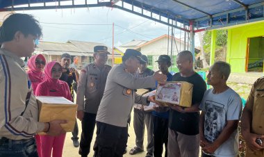 Peduli Korban Bencana, Polres Lingga Salurkan 80 Paket Bansos untuk Warga Terdampak Puting Beliung di Tanjung Kelit