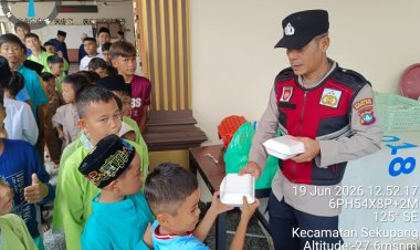 Polsek Sekupang Gelar Jumat Berkah, Bagikan 25 Paket Makanan kepada Warga Tiban Indah