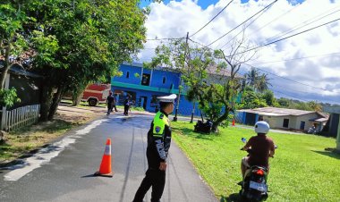 Satlantas Polres Lingga Gerak Cepat Antisipasi Kecelakaan Akibat Solar Tumpah