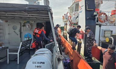 Respons Cepat TNI AL Selamatkan Delapan ABK KM Batam Indah 9 yang Tenggelam di Perairan Batam