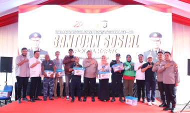 Kapolda Kepri Nobar Piala Dunia 2026 Bersama Masyarakat Sekupang dan Bagikan Sembako Dalam Rangka Hari Bhayangkara Ke-80