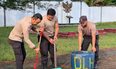 Semarak Hari Bhayangkara Ke-80, Polsek Dabo Singkep Gotong Royong Bersihkan Makam Pahlawan