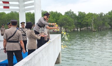 Polres Karimun Gelar Upacara Tabur Bunga Di Laut Dalam Rangka HUT Bhayangkara Ke-80