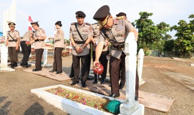 Polresta Barelang Ikuti Kegiatan Upacara dan Tabur Bunga Hari Bhayangkara Ke-80 Tahun 2026 di Taman Makam Pahlawan Pusara Bhakti Bulan Gerbang