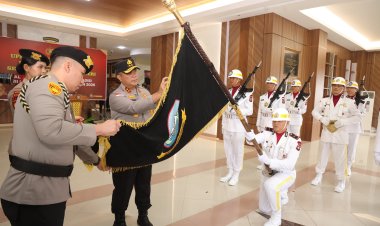 Kapolda Kepri Pimpin Upacara Pensucian Pataka Sambut Hari Bhayangkara ke-80