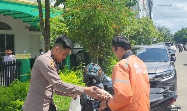 Polsek Sekupang Rutin Gelar Jumat Berkah, Bagikan 25 Paket Makanan kepada Warga di Masjid Baitussalam