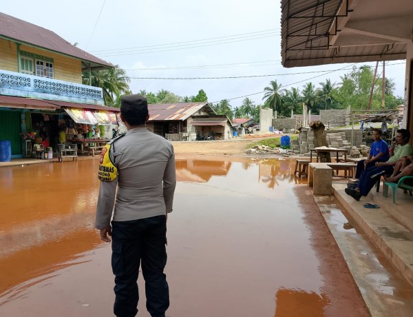 Patroli Siaga Bencana, Bhabinkamtibmas Polsek Singkep Barat Antisipasi Banjir dan Cuaca Ekstrem di Wilayah Pesisir