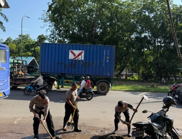 Dukung Program Jumat Bersih, Polsek Sekupang Bersihkan Halte Trans Batam Pasar Cipta Puri