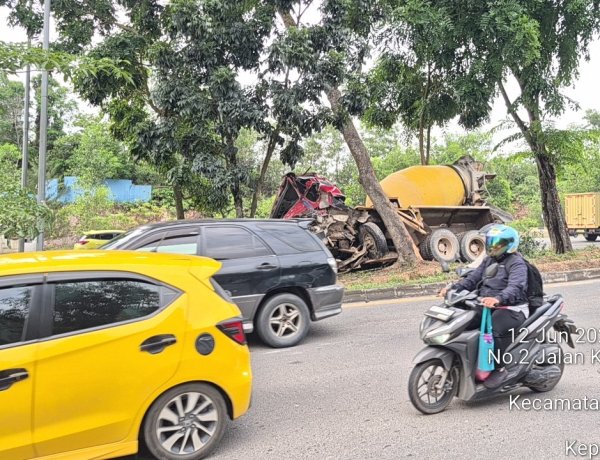 Kecelakaan Tunggal Truk Molen di Tiban Kampung Picu Kemacetan Panjang
