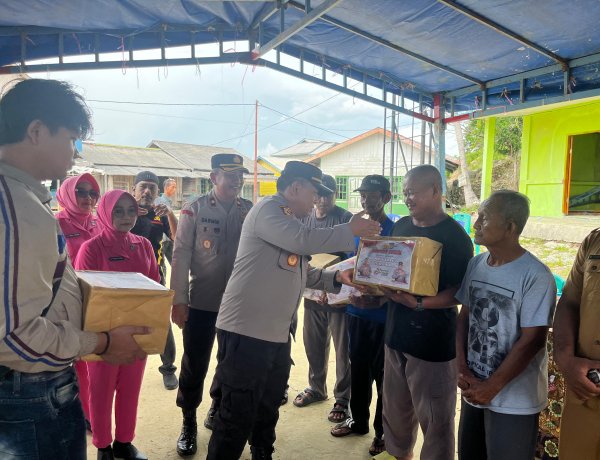 Peduli Korban Bencana, Polres Lingga Salurkan 80 Paket Bansos untuk Warga Terdampak Puting Beliung di Tanjung Kelit