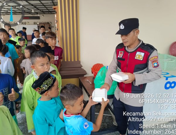 Polsek Sekupang Gelar Jumat Berkah, Bagikan 25 Paket Makanan kepada Warga Tiban Indah