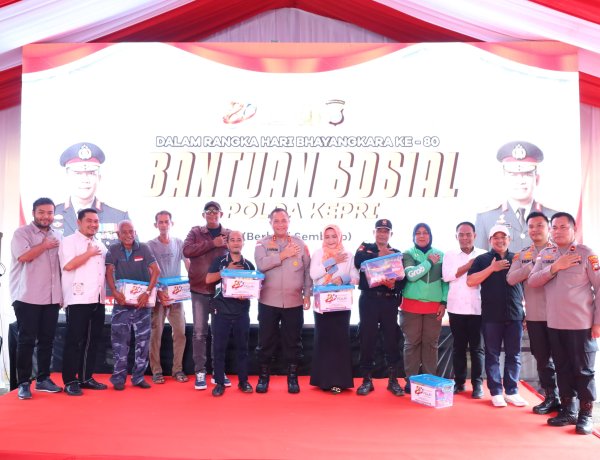Kapolda Kepri Nobar Piala Dunia 2026 Bersama Masyarakat Sekupang dan Bagikan Sembako Dalam Rangka Hari Bhayangkara Ke-80