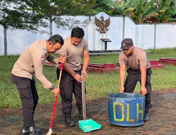 Semarak Hari Bhayangkara Ke-80, Polsek Dabo Singkep Gotong Royong Bersihkan Makam Pahlawan