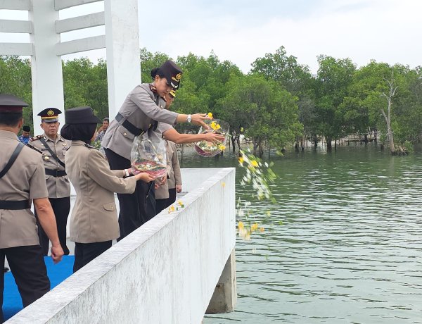 Polres Karimun Gelar Upacara Tabur Bunga Di Laut Dalam Rangka HUT Bhayangkara Ke-80