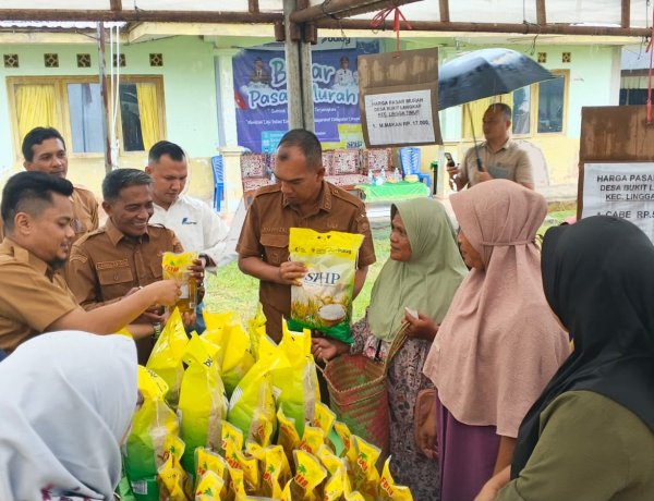 Pastikan Kegiatan Berjalan Lancar, Bhabinkamtibmas Polsek Daik Lingga Hadiri dan Amankan Pasar Murah TPID