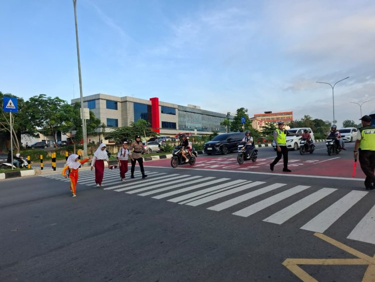 Polwan Polresta Barelang Laksanakan Pengaturan Lalu Lintas dan Pengamanan Siswa di SD Negeri 001 Sungai Panas