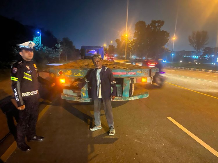 Cegah Kecelakaan, Satlantas Polresta Barelang Razia Truk Trailer Bermasalah di Malam Hari