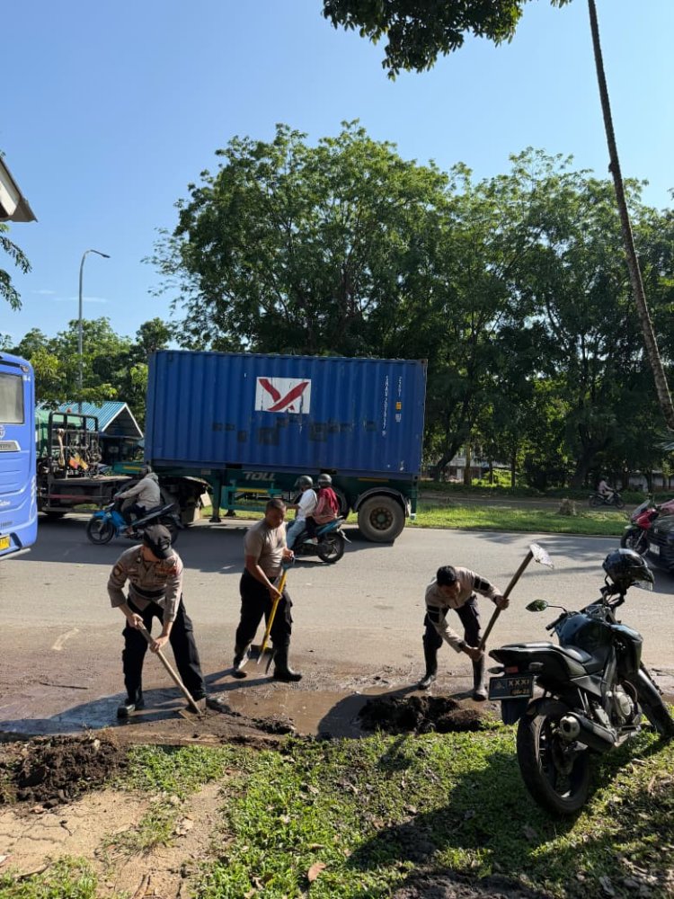 Dukung Program Jumat Bersih, Polsek Sekupang Bersihkan Halte Trans Batam Pasar Cipta Puri