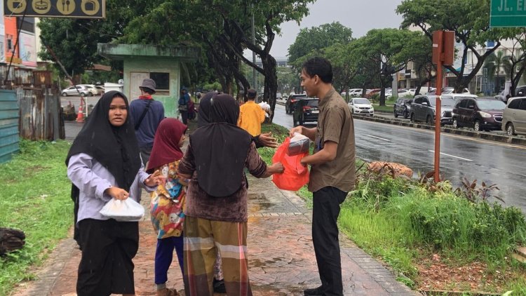 Di Tengah Hujan Deras, Pegawai Imigrasi Batam Tebar Kepedulian Lewat Program Jumat Berkah
