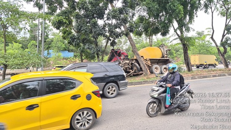 Kecelakaan Tunggal Truk Molen di Tiban Kampung Picu Kemacetan Panjang