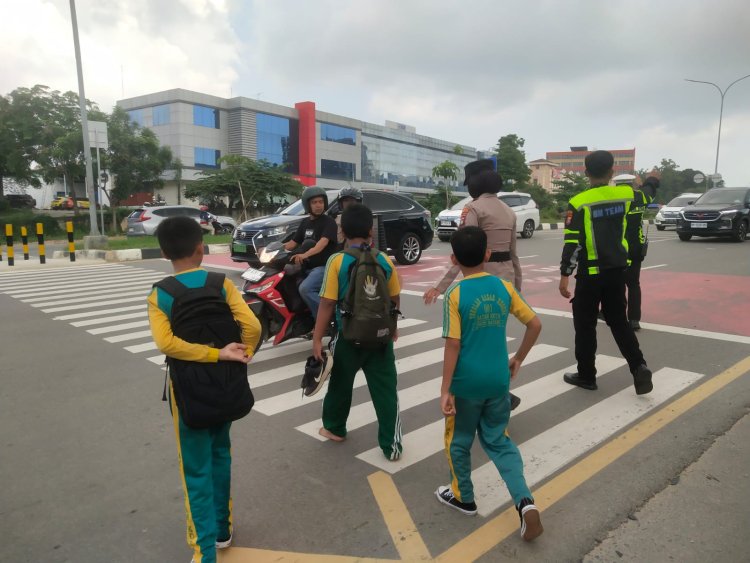 Polwan Engku Putri Laksanakan Pengaturan Lalu Lintas di SD Negeri 001 Sungai Panas untuk Jamin Keselamatan Pelajar