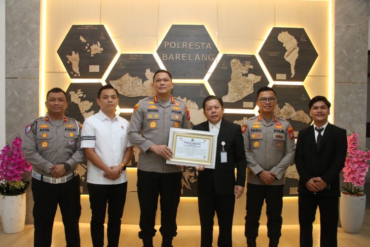 Lemkapi Berikan Penghargaan kepada Kapolresta Barelang atas Kinerja dan Inovasi Pelayanan Publik