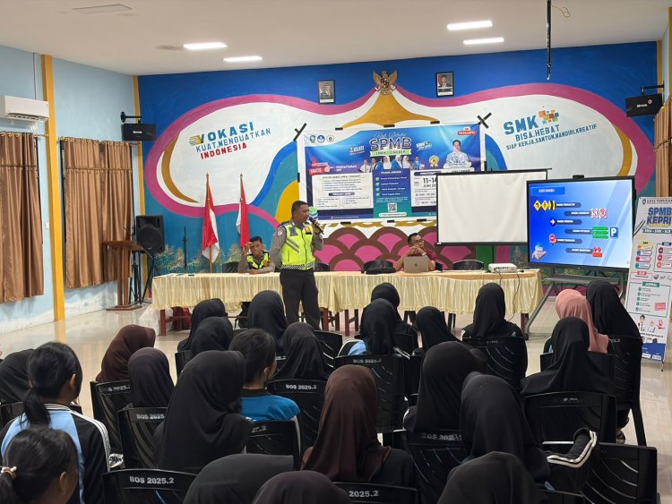 Melalui Police Goes To School, Satlantas Polres Lingga Ajak Pelajar Jadi Pelopor Keselamatan
