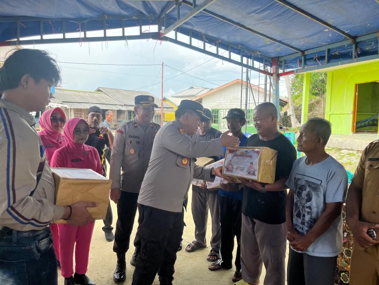Peduli Korban Bencana, Polres Lingga Salurkan 80 Paket Bansos untuk Warga Terdampak Puting Beliung di Tanjung Kelit