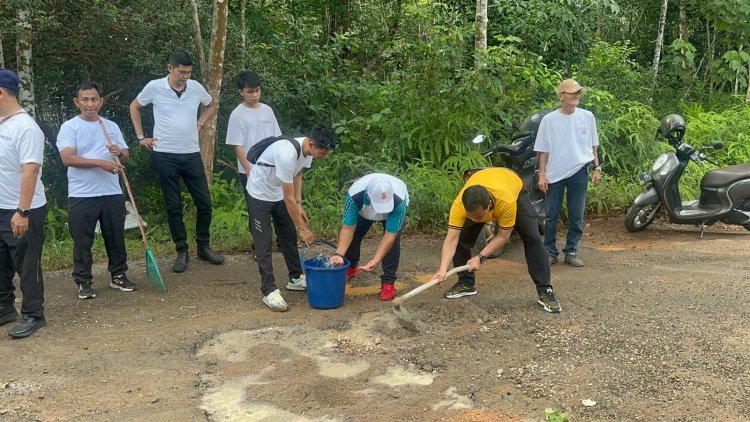 Polsek Singkep Barat Bersama Kejari Lingga, Forkopimcam dan Masyarakat Gelar Gotong Royong Jumat Bersih